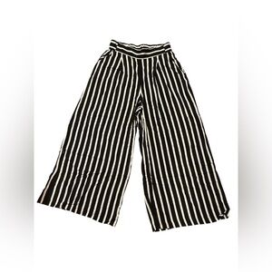 H&M Women’s Black and White Striped Pants. 100% Viscose. Size 6.